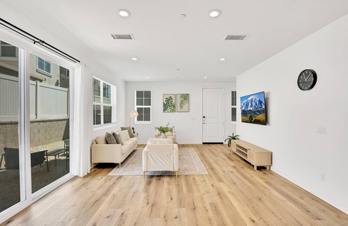 Ontario House | Beautiful Home Perfect for Friends /Families Close to Airports