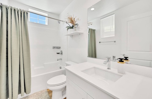Ontario House | Beautiful Home Perfect for Friends /Families Close to Airports