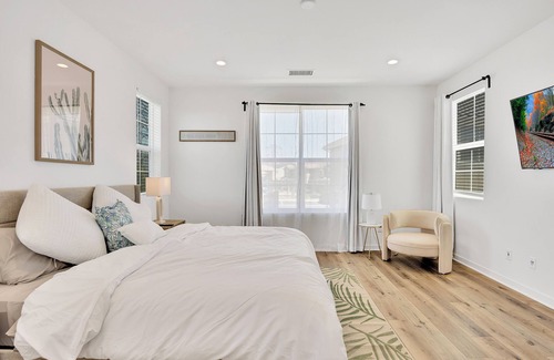 Ontario House | Beautiful Home Perfect for Friends /Families Close to Airports
