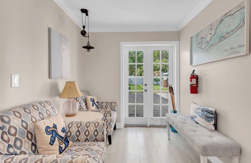 Palma Sola House | Beautiful home- Private getaway-Heated Pool/HotTub Close to IMG