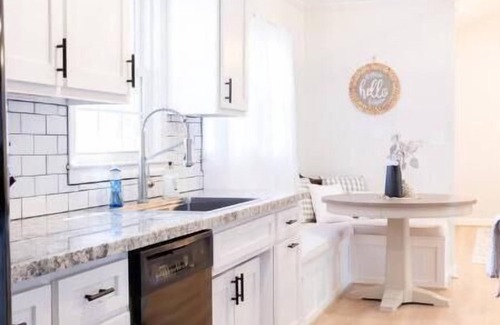 Taylors House | Beautiful Home. W/Hot Tub. Open Floor Plan.