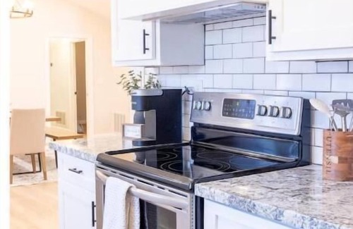 Taylors House | Beautiful Home. W/Hot Tub. Open Floor Plan.