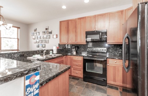 The Highlands House | Beautiful Home with Private Hot Tub Deck Fireplace