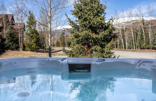 The Highlands House | Beautiful Home with Private Hot Tub Deck Fireplace