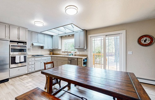 Truckee House | Beautiful home with enclosed yard, modern appliances, & WiFi