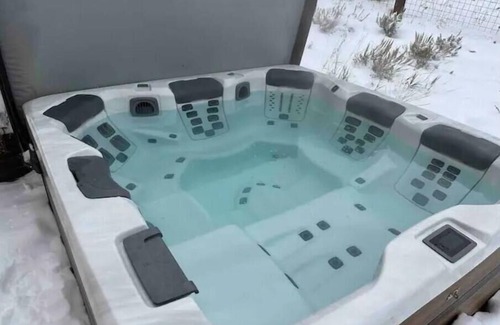 Pole Creek House | Beautiful Hot Tub Hideaway