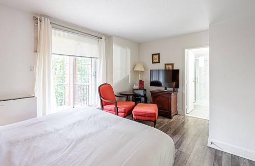 Saint-Sauveur House | Beautiful hotel room in Saint-sauveur