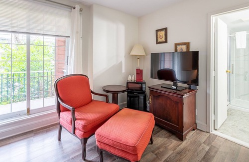 Saint-Sauveur House | Beautiful hotel room in Saint-sauveur