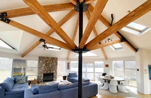 Riverhead House | Beautiful House by the Lake!