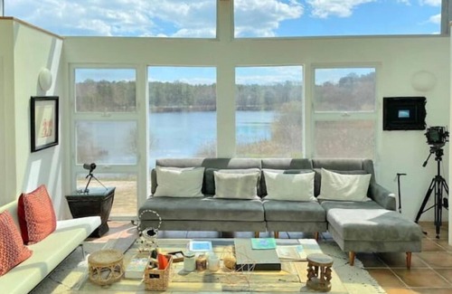 Riverhead House | Beautiful House by the Lake!