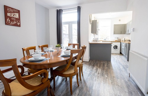 Cheadle House | Beautiful house in Cheadle, 7 mins from Manchester airport.