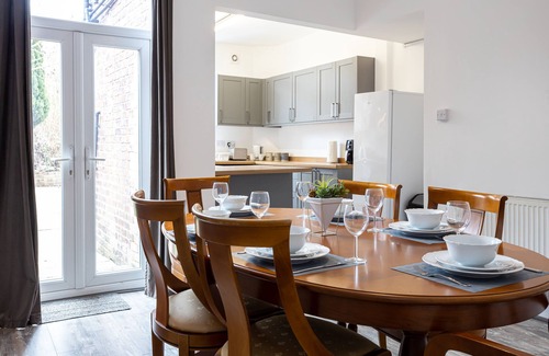 Cheadle House | Beautiful house in Cheadle, 7 mins from Manchester airport.