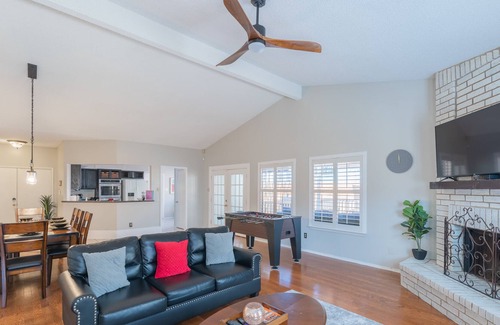 North San Antonio - SAT House | Beautiful House in a peaceful neighborhood w\ Patio, Yard, BBQ and POOL