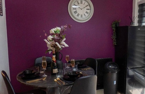 Farnworth House | Beautiful house off-road free parking