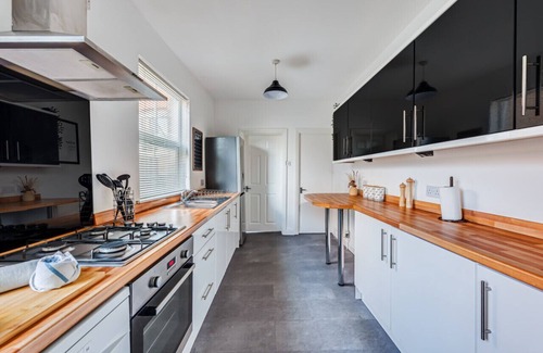 Northampton House | Beautiful House Sleeps 7 Central Location Smart TVs Free Parking