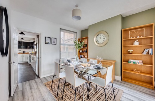 Northampton House | Beautiful House Sleeps 7 Central Location Smart TVs Free Parking
