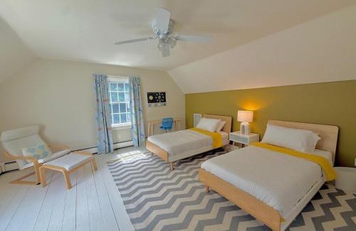 Glendale House | Beautiful House in the Woods, Huge Yard, Hot Tub