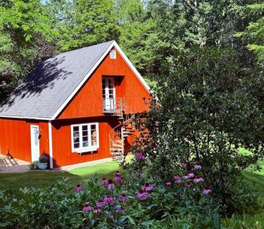 Glendale House | Beautiful House in the Woods, Huge Yard, Hot Tub