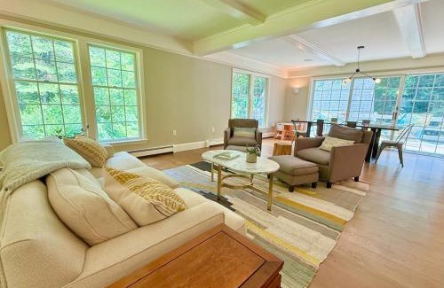 Glendale House | Beautiful House in the Woods, Huge Yard, Hot Tub