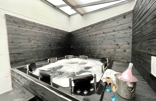 La Castellana House | Beautiful House with Jacuzzi in Medellin