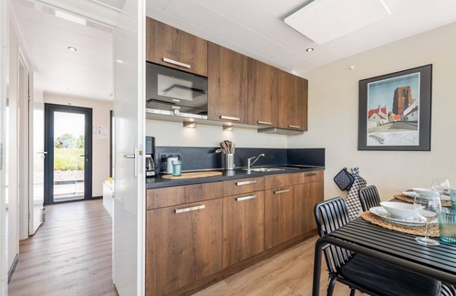 Nieuwpoort Boat Rental | Beautiful houseboat overlooking the water