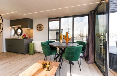 Volendam Boat Rental | Beautiful houseboat in Marina of Volendam