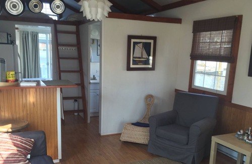 Fox Point Boat Rental | Beautiful Houseboat In Downtown Providence - Heated!!!