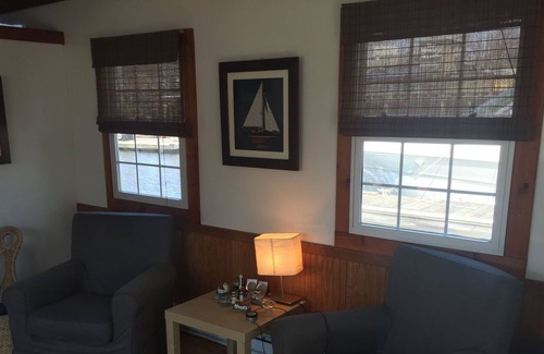 Fox Point Boat Rental | Beautiful Houseboat In Downtown Providence - Heated!!!