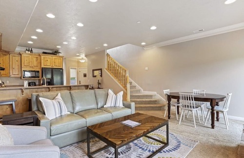 Ogden Condo | Beautiful Huntsville Vacation Rental 10 Mins from Snowbasin LS40