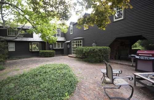 Lincoln House | Beautiful in town acreage