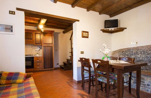 Fabbriche di Vallico Villa | Beautiful apartment in villa for 6 guests with WIFI, pool, TV, patio, pets allowed and parking