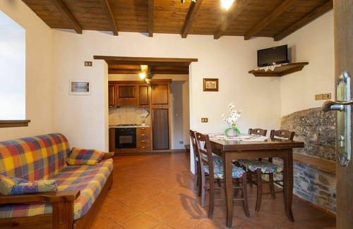 Fabbriche di Vallico Villa | Beautiful apartment in villa for 6 guests with WIFI, pool, TV, patio, pets allowed and parking