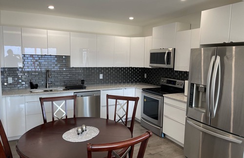 West Kelowna Estates Bed & Breakfast | Beautiful Kelowna Private Guesthouse - Panoramic Lake views! License number 9031
