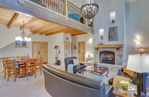 Blue Jay House | Beautiful Lake Arrowhead Cabin with EV Charger