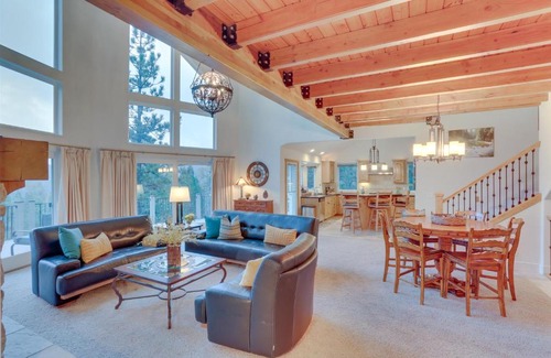 Blue Jay House | Beautiful Lake Arrowhead Cabin with EV Charger