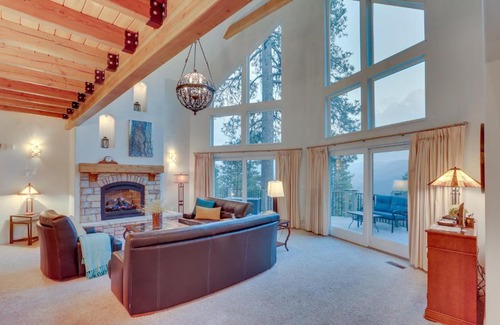 Blue Jay House | Beautiful Lake Arrowhead Cabin with EV Charger