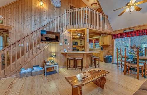 Mill Spring House | Beautiful Lake Front Log Cabin with Dock