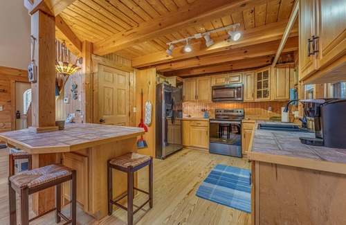 Mill Spring House | Beautiful Lake Front Log Cabin with Dock