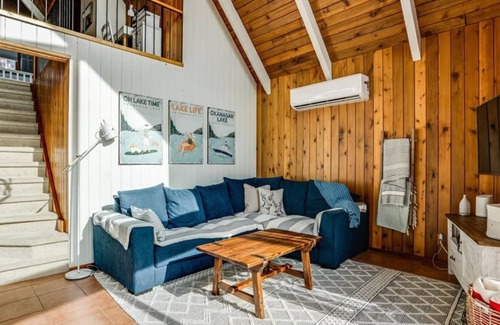 Central Okanagan House | Beautiful Lake front cabin on Okanagan Lake