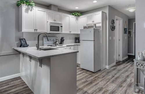 Central Okanagan Apartment | Beautiful Lake Front @ the Lake Okanagan Resort!