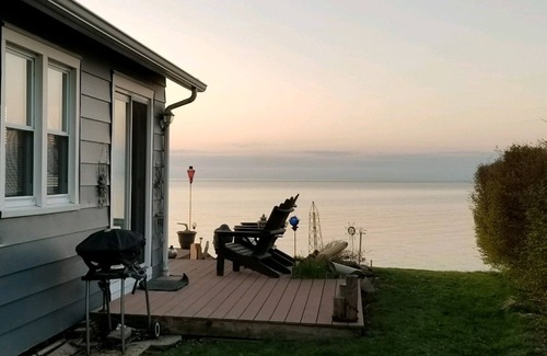 Town of Yates Cottage | Beautiful Lake Front Cottage, 45 Min.To Niagara Falls Near Wineries, Breweries..