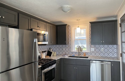 Higgins Lake Cottage | BEAUTIFUL LAKE FRONT NEWLY RENOVATED COTTAGE 2021