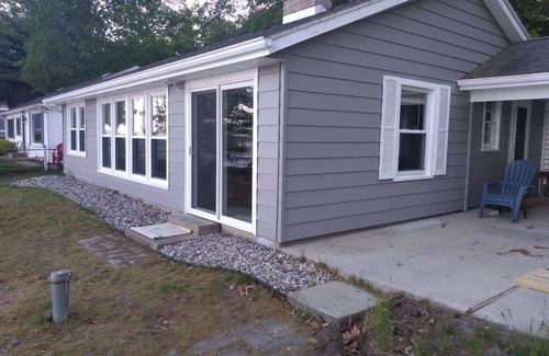 Higgins Lake Cottage | BEAUTIFUL LAKE FRONT NEWLY RENOVATED COTTAGE 2021