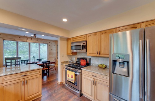 Como House | Beautiful Lake Geneva Home ~ 3 Mi to Riviera Beach