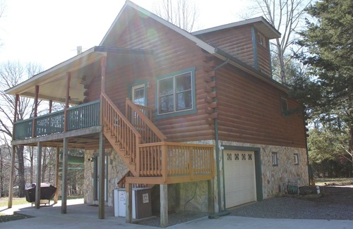 Bumpass House | Beautiful Lake View Log Cabin Lake Anna VA with Private Dock
