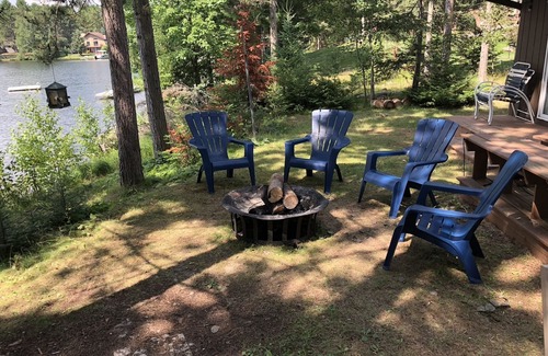 Florence House | Beautiful Lakefront Cottage Just Steps From The Water On Keyes Lake