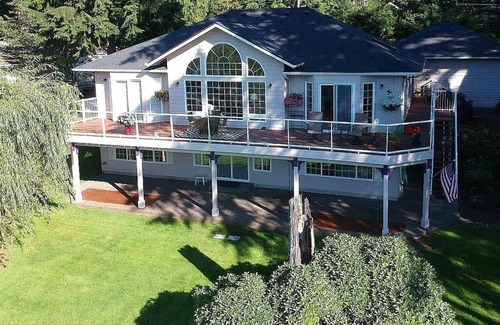 Shelton House | Beautiful Lakefront | Sunset Views + AC+ Kayaks + Bicycles & More!