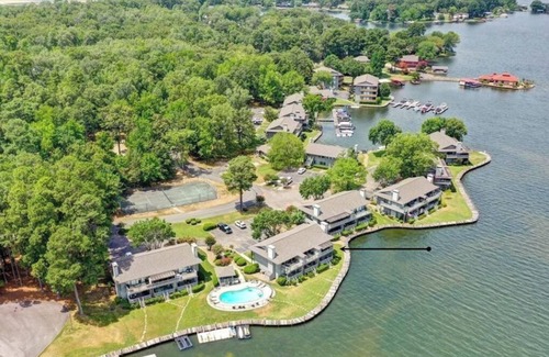 Hot Springs Condo | Beautiful Lakefront Views - Top Rated Unit - SAFE quite neighborhood