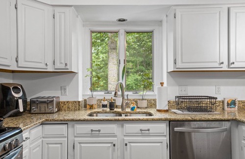 Locust Grove House | Beautiful Lakehouse w/kayaks & Canoes + Hotub Gated Community w/Private Beach