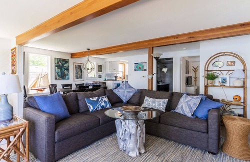 Lake Shangrila House | Beautiful Lakehouse sleeps 12.Fibre!Boat,fish,kayak,hot tub,pets.Wilmot ski,tube